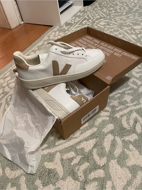 Veja Shoes - Veja V-12 Leather Sneakers in White and Beige